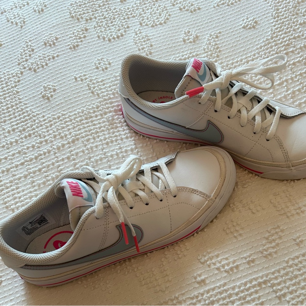 NIKE Leather Sneakers